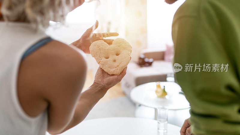 年轻夫妇做饼干