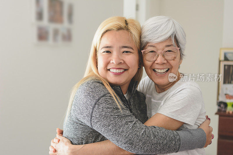 快乐的亚洲成年母亲和女儿拥抱