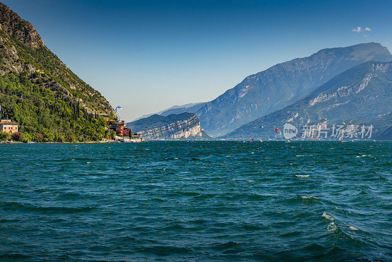 意大利加尔达湖上的风帆和风筝冲浪者