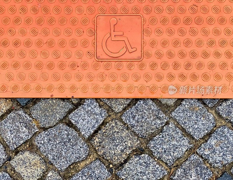 橙色塑料地板上的轮椅标志