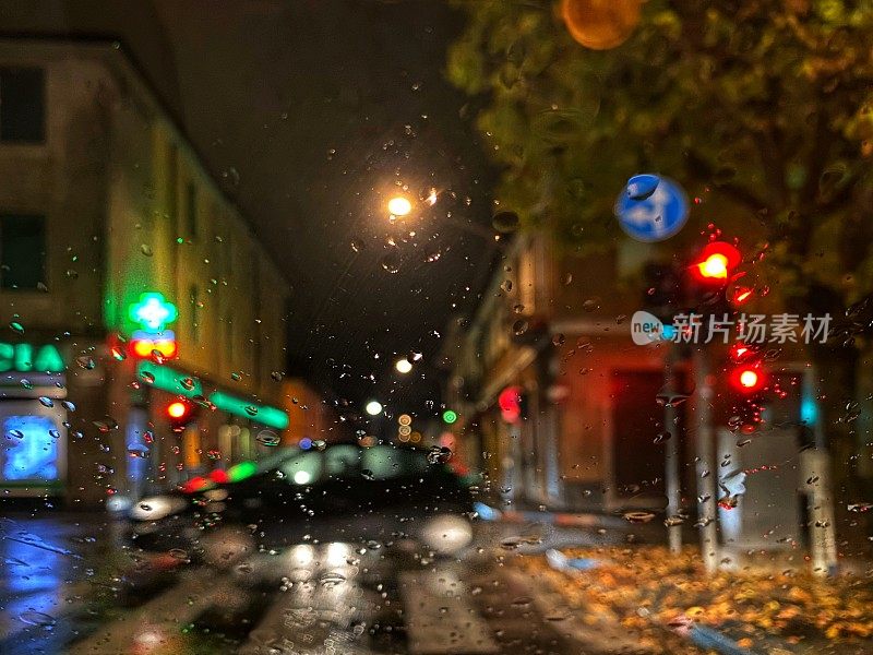 在下雨的夜里开车