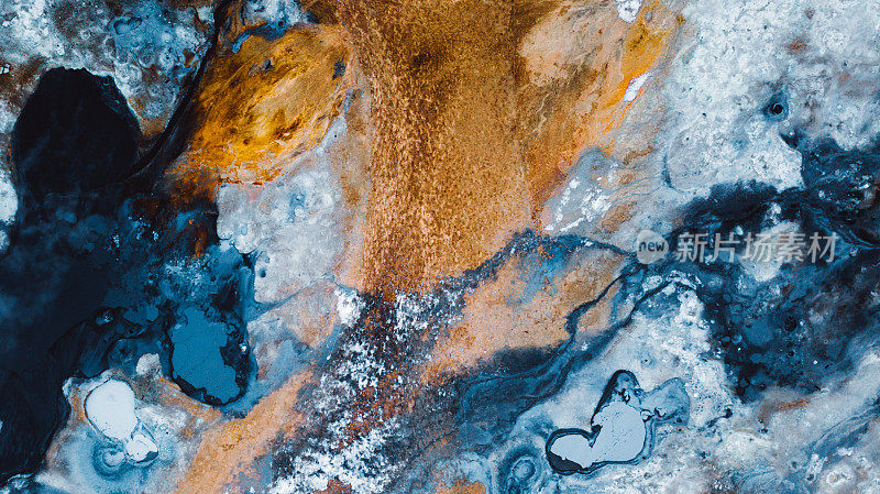 鸟瞰图的纹理景观在多彩的地热山谷在冬季在冰岛北部