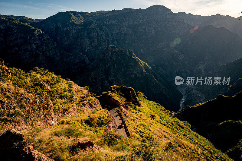 在崎岖的峡谷上的一个低云穆迪早晨，在去墨西哥奇瓦瓦的巴托皮拉斯的路上