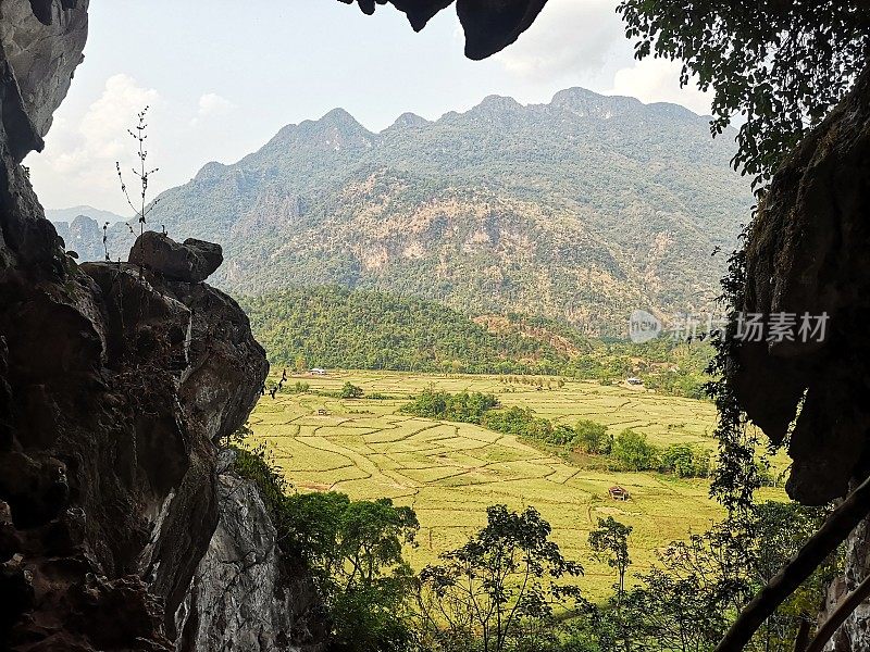 老挝万荣的喀斯特山脉和稻田