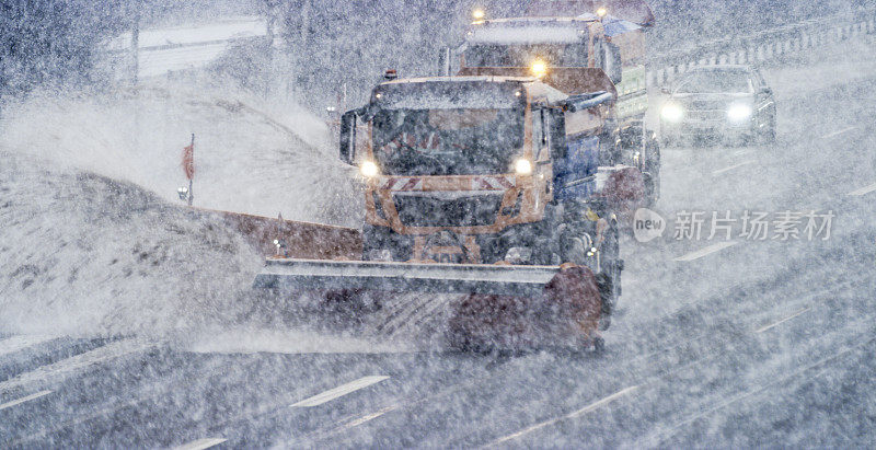 扫雪机在高速公路