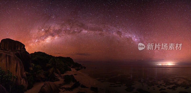 令人敬畏的银河全景在热带星空