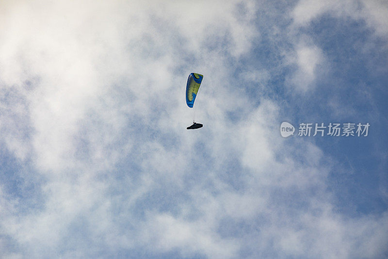 滑翔伞对抗穆迪天空-股票照片