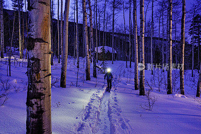 带头灯的夜间滑雪旅游