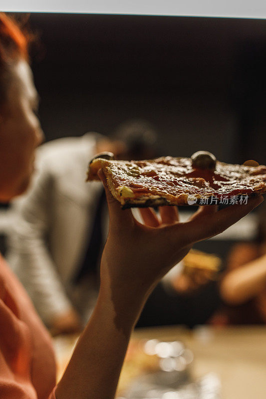 和你的同事分享一口美味的披萨