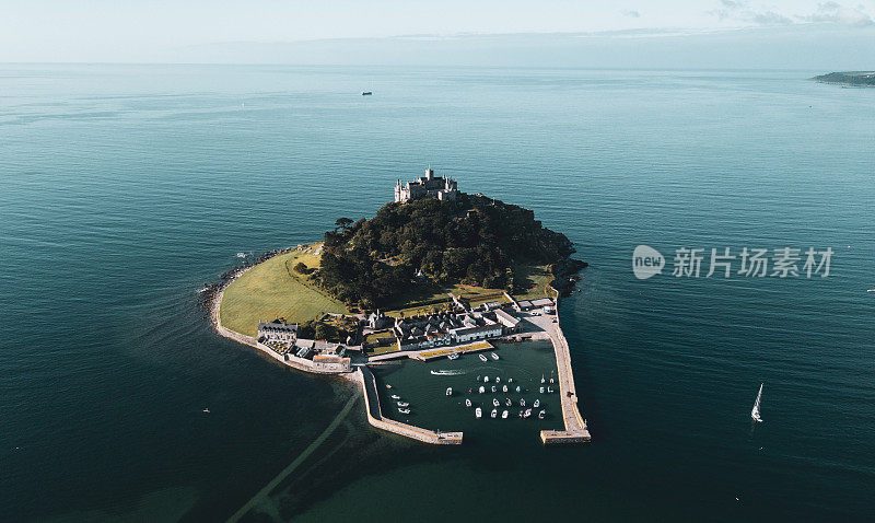 康沃尔圣迈克尔斯山夏季日出全景英国