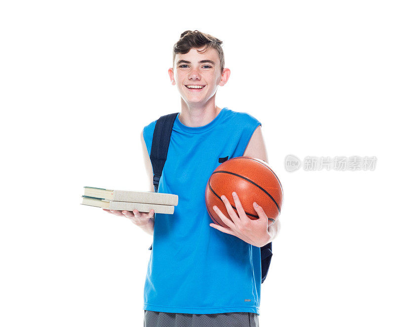 白人男大学生，背着书包，拿着课本，用运动球