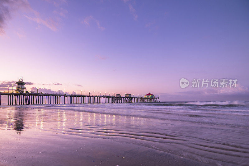 令人难以置信的日出颜色亨廷顿海滩码头，在著名的冲浪城市在加利福尼亚