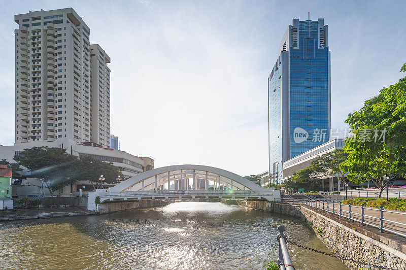 广角拍摄新加坡著名的滨海湾地区周围的风景，新加坡的一个受欢迎的旅游景点。