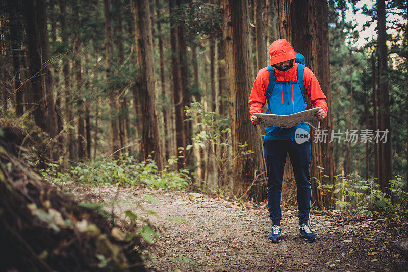 一名男子在日本森林里徒步旅行