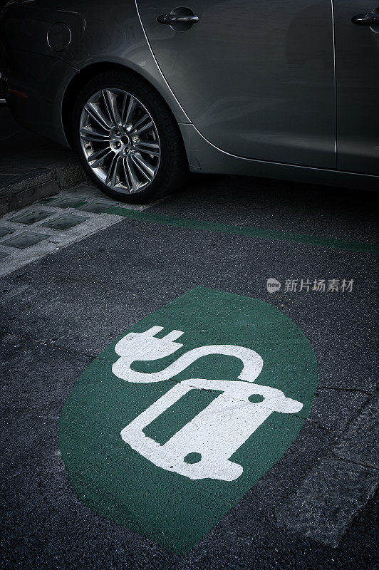 电动汽车充电站的绿色道路标志涂在沥青上