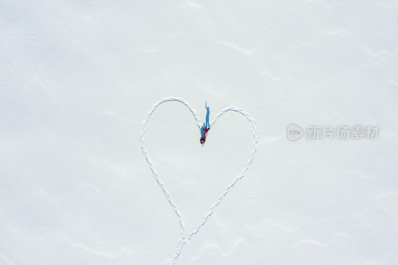 鸟瞰图一对夫妇在冬天穿雪鞋户外