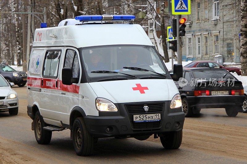 15-02-2020的瑟克特夫卡尔市,俄罗斯。冬天，一辆红白相间、配有蓝色闪光灯的救护车在城市街道上行驶