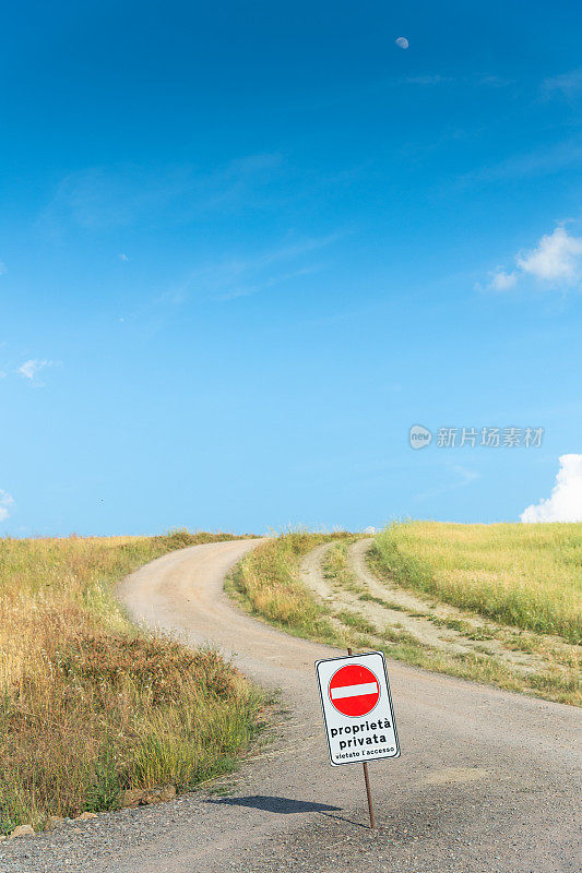 风景优美的托斯卡纳风景与起伏的山丘和山谷在金色的晨光，瓦尔德奥西亚，意大利