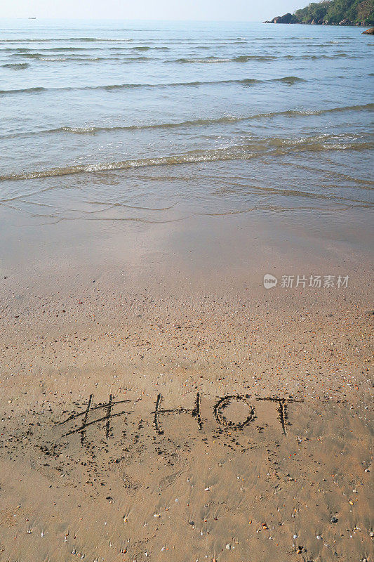 图片的标签标签写在阳光明媚的海滩上热词写在沙滩上，Palolem海滩，印度果阿，概念社交媒体照片手写在金色的沙子与现代标签前缀