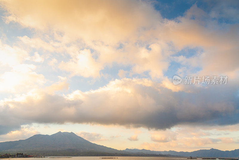 观赏壮观的日落和日出天空自然背景与白云