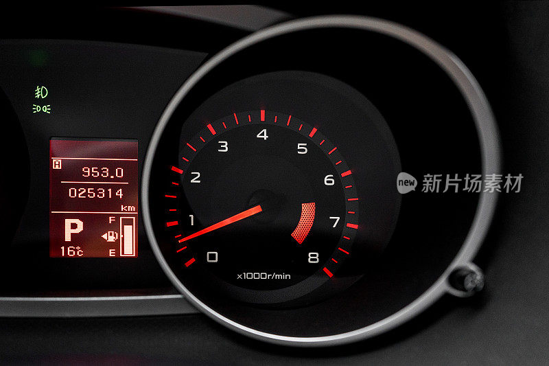 汽车仪表盘与速度表和照明燃料消耗指示器接近。车内现代电子设备