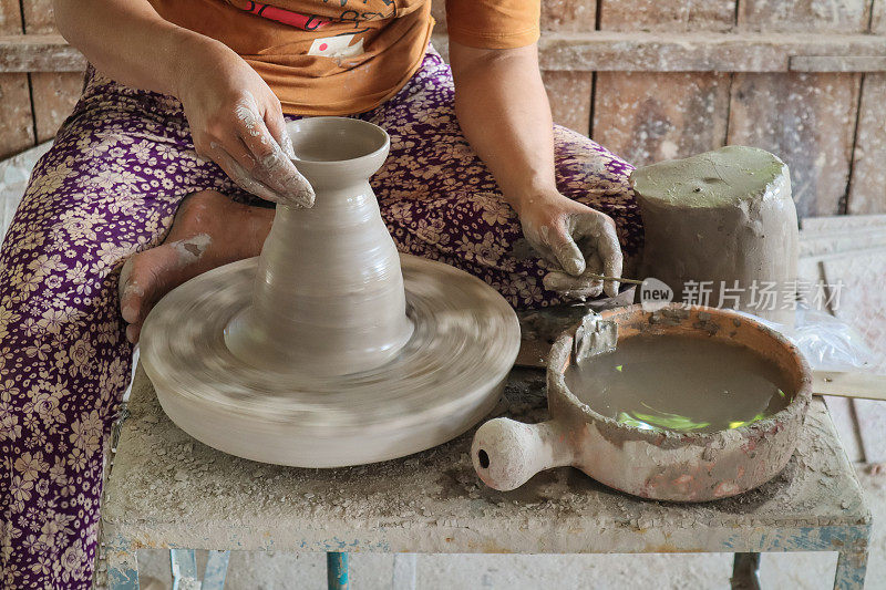 女人做陶器