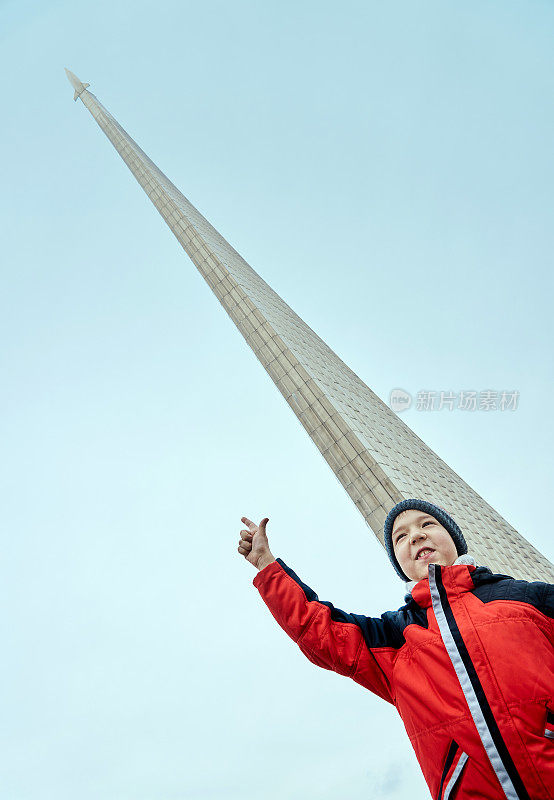 莫斯科，太空征服者纪念碑背景下的快乐男孩