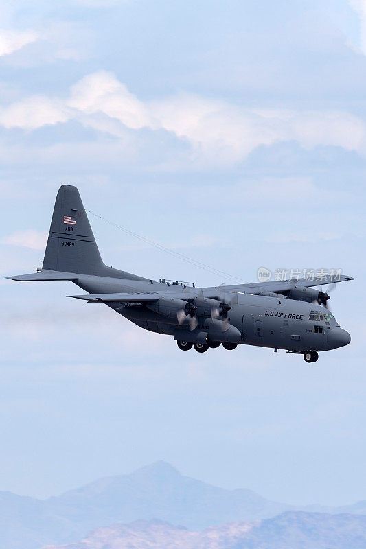 美国空军(USAF)洛克希德C-130H大力神运输机来自纽约空军国民警卫队第109空运联队，即将在麦卡伦国际机场着陆。