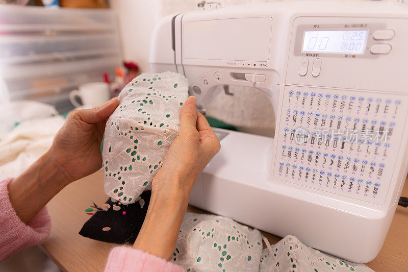 一名日本妇女在家里制作面具