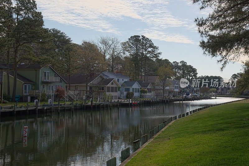 黎明时分的运河住宅