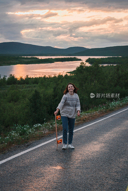 芬兰的一名女子在路上玩长滑板