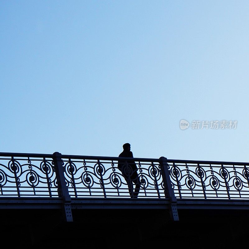 穿过西班牙毕尔巴鄂市的这座桥的游客