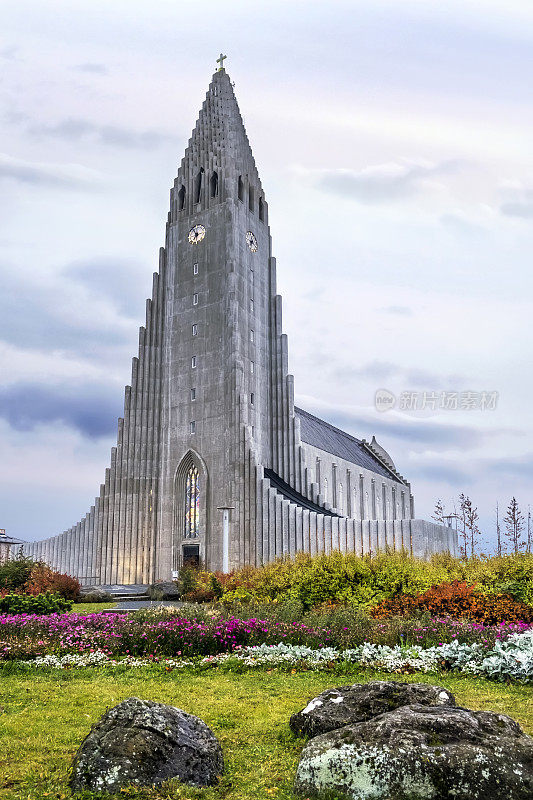 冰岛雷克雅未克的Hallgrimskirkja大教堂，路德教会教堂，晚上的外观