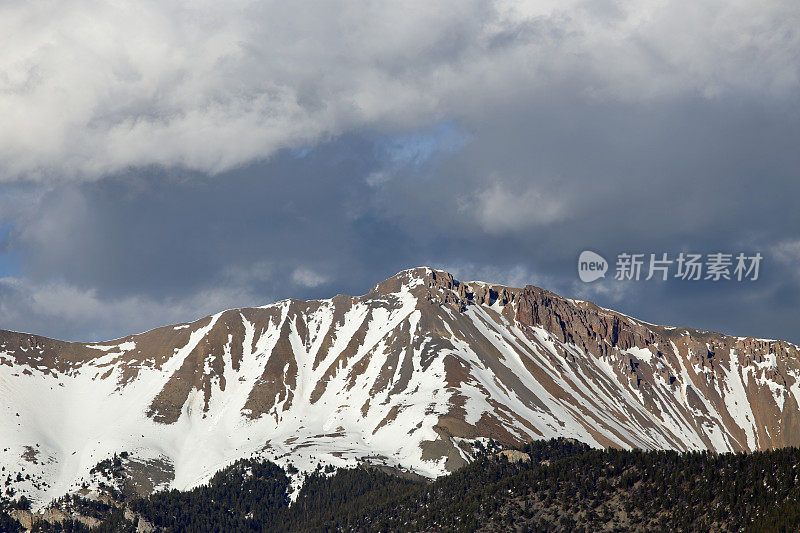 的雪山