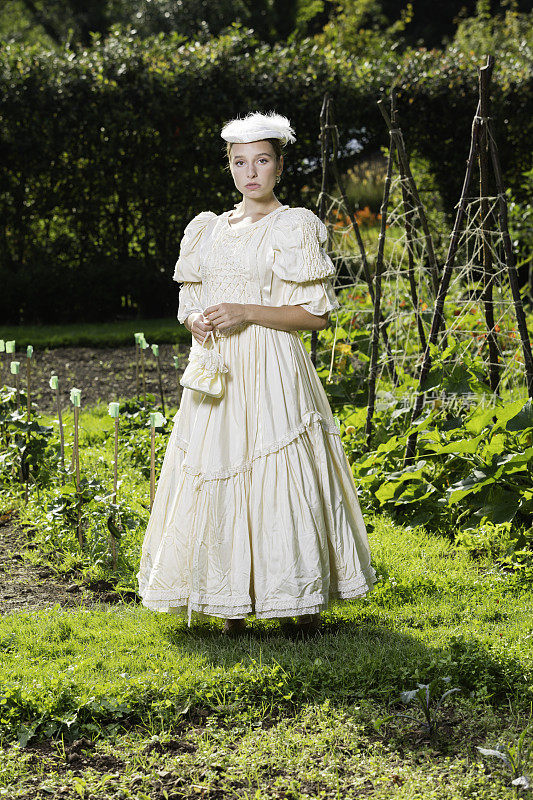 在花园里散步的维多利亚时代的女士