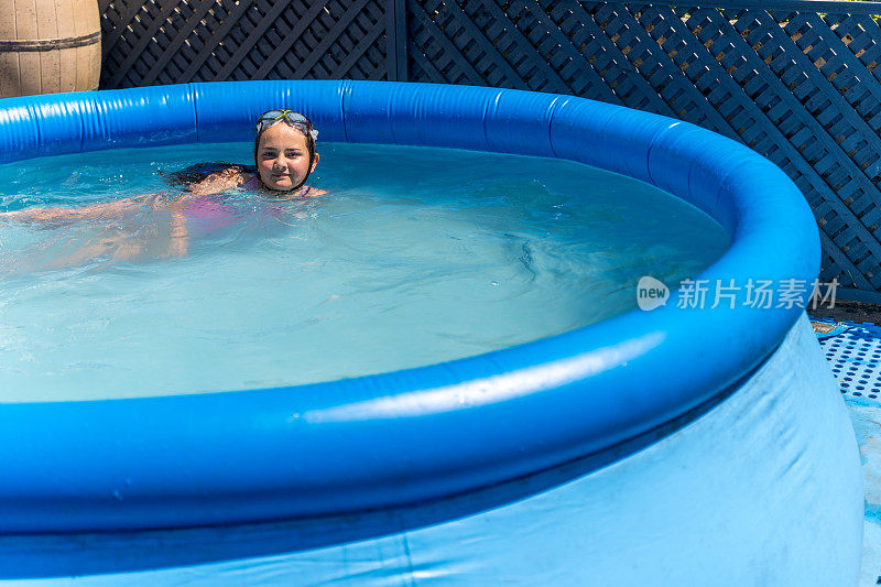 12岁女孩在充气泳池游泳