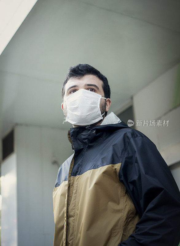 新型冠状病毒感染的个人在街上戴口罩