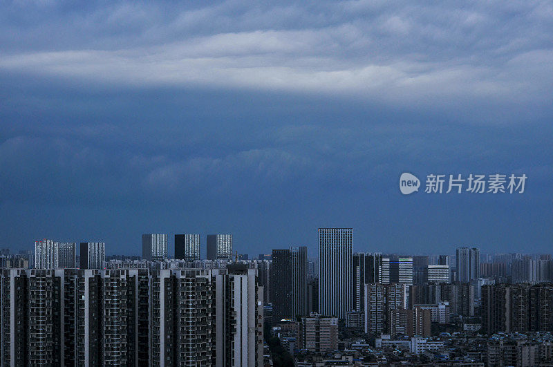 夕阳下的城市背景