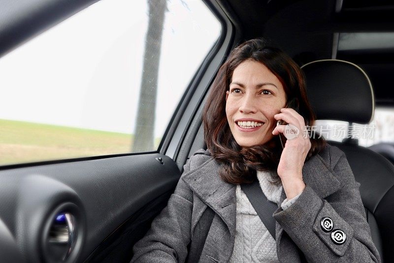 在车里用手机的女人