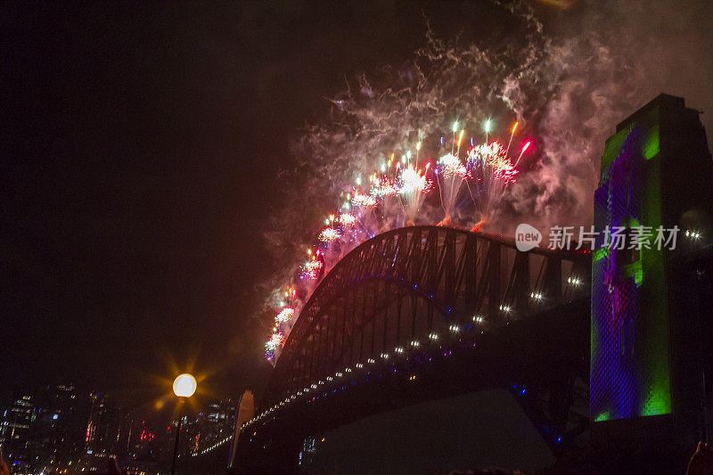 悉尼海港大桥在2020年新年前夜的烟花欢迎秀上