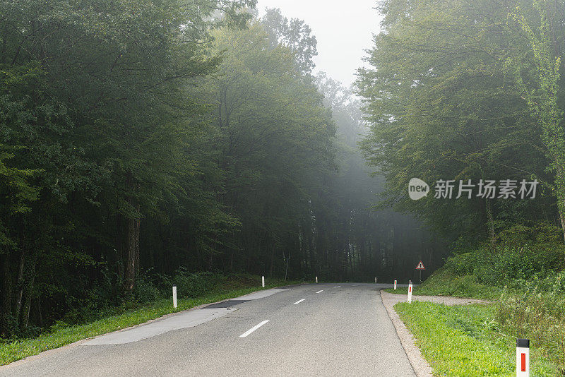 斯洛文尼亚大雾笼罩下的清晨，空无一人的道路