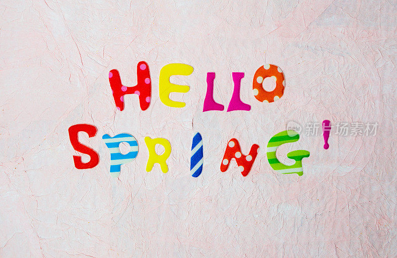 多色木字母组成了“你好春天”
