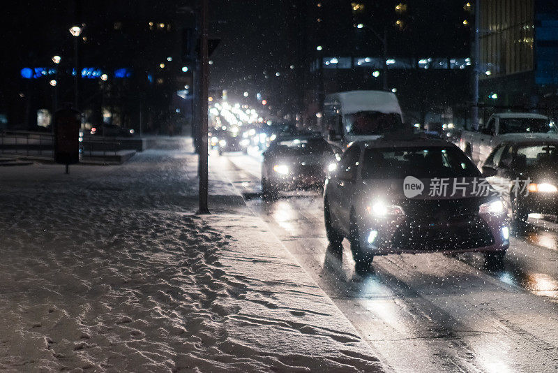 安大略汉密尔顿——冬季夜晚的大街