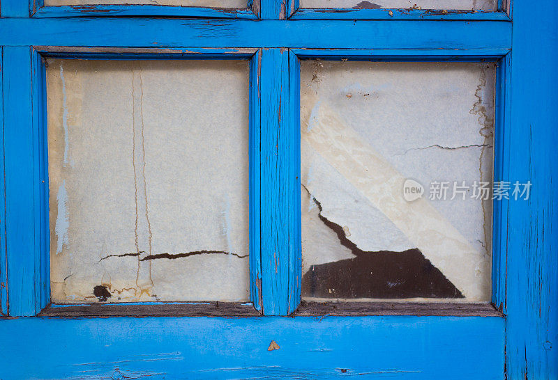 圣菲，NM风格:忧郁的蓝色窗户，撕破的纸