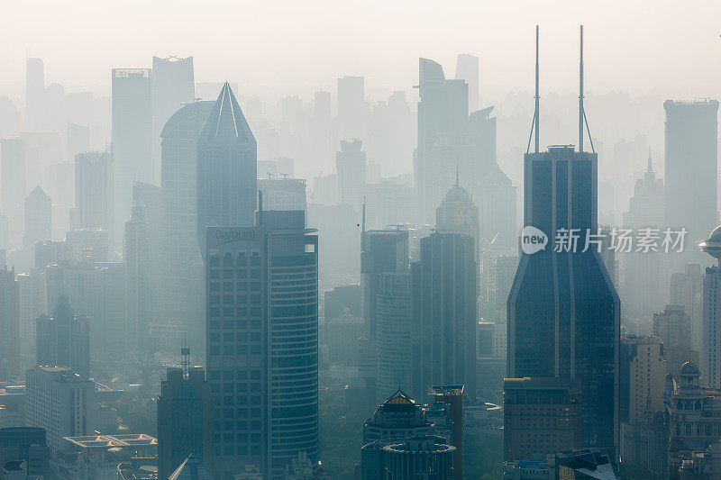 上海的摩天大楼被雾霾笼罩，黑白相间