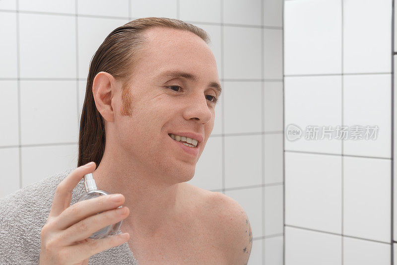 一个有纹身的男人，在脸上喷了剃须水