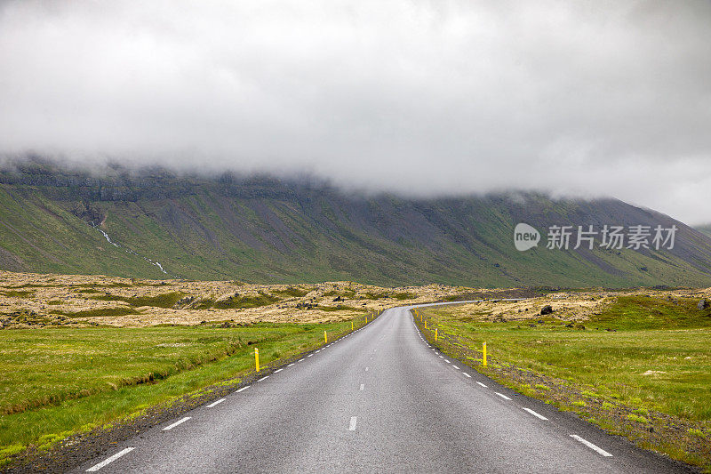 这是一条典型的冰岛风景