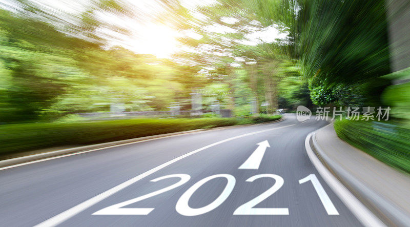空的柏油路与数字2021在运动模糊