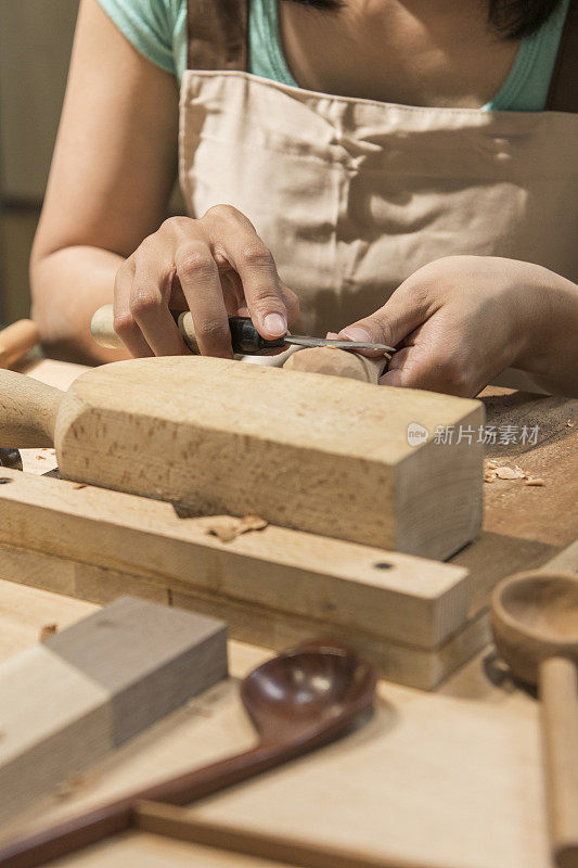 妇女在家做木工，木制品的概念