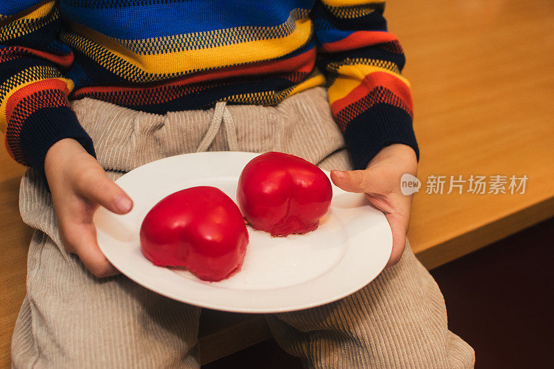 孩子们吃饼干的照片